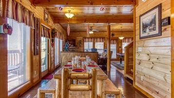 Rumah, Beberapa Tempat Tidur (Bear Foot Lodge #308) | Tempat makan