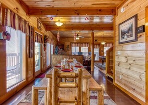 House, Multiple Beds (Bear Foot Lodge #308) | Dining