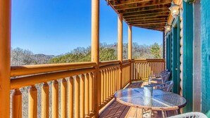 Hus, flere senger (Bear Foot Lodge #308) | Balkong