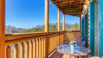 Rumah, Beberapa Tempat Tidur (Bear Foot Lodge #308) | Balkon