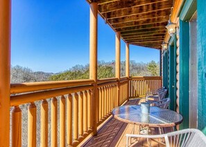 House, Multiple Beds (Bear Foot Lodge #308) | Balcony