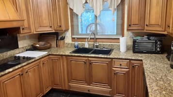 冰箱、微波炉、烤箱、炉灶