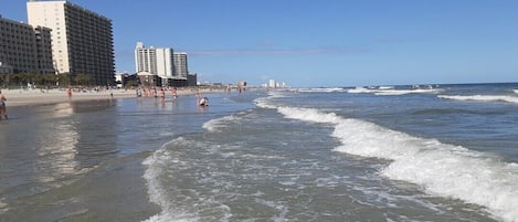 Beach nearby, sun-loungers, beach towels