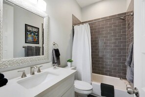 浴槽、ヘアドライヤー、タオル、石鹸