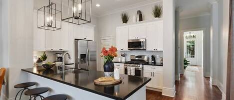 雪櫃、微波爐、焗爐、爐具