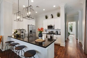 Fridge, microwave, oven, stovetop - Sunny, Midcentury Luxury Home, near French Quarter (New Orleans)