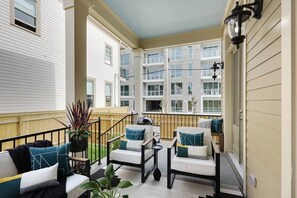 Terrace/patio - Sunny, Midcentury Luxury Home, near French Quarter (New Orleans)