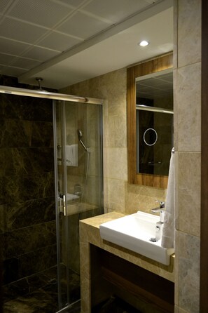 Een douche, gratis toiletartikelen, een haardroger, pantoffels