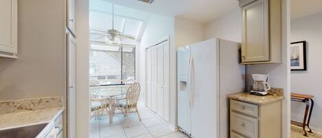 Jääkaappi, mikroaaltouuni, kahvin-/teenkeitin, leivänpaahdin