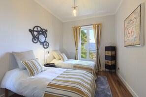 6 habitaciones, tabla de planchar con plancha y cuna de viaje 