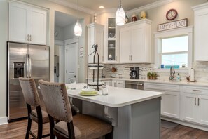 Kühlschrank, Mikrowelle, Wasserkocher mit Kaffee-/Teezubehör