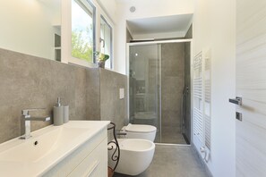 Ensemble douche/baignoire, baignoire Ă jets, bidet, serviettes fournies