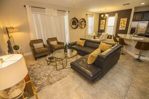 House, 6 Bedrooms | Living room