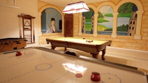 House, 6 Bedrooms | Game room