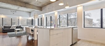 Luxurious Condo ✓ ❤️ of Montreal ✓ Free parking ✓ Subway across the street!