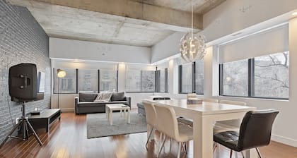 Luxurious Condo ✓ ❤️ of Montreal ✓ Free parking ✓ Subway across the street!
