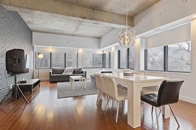Luxurious Condo ✓ ❤️ of Montreal ✓ Free parking ✓ Subway across the street!