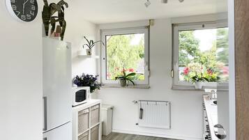 Een koelkast, een magnetron, een oven, een kookplaat