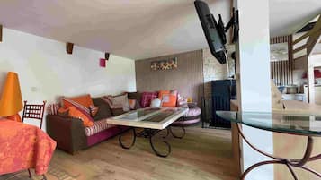 Televisio, pöytätennispöytä, kirjoja, stereot