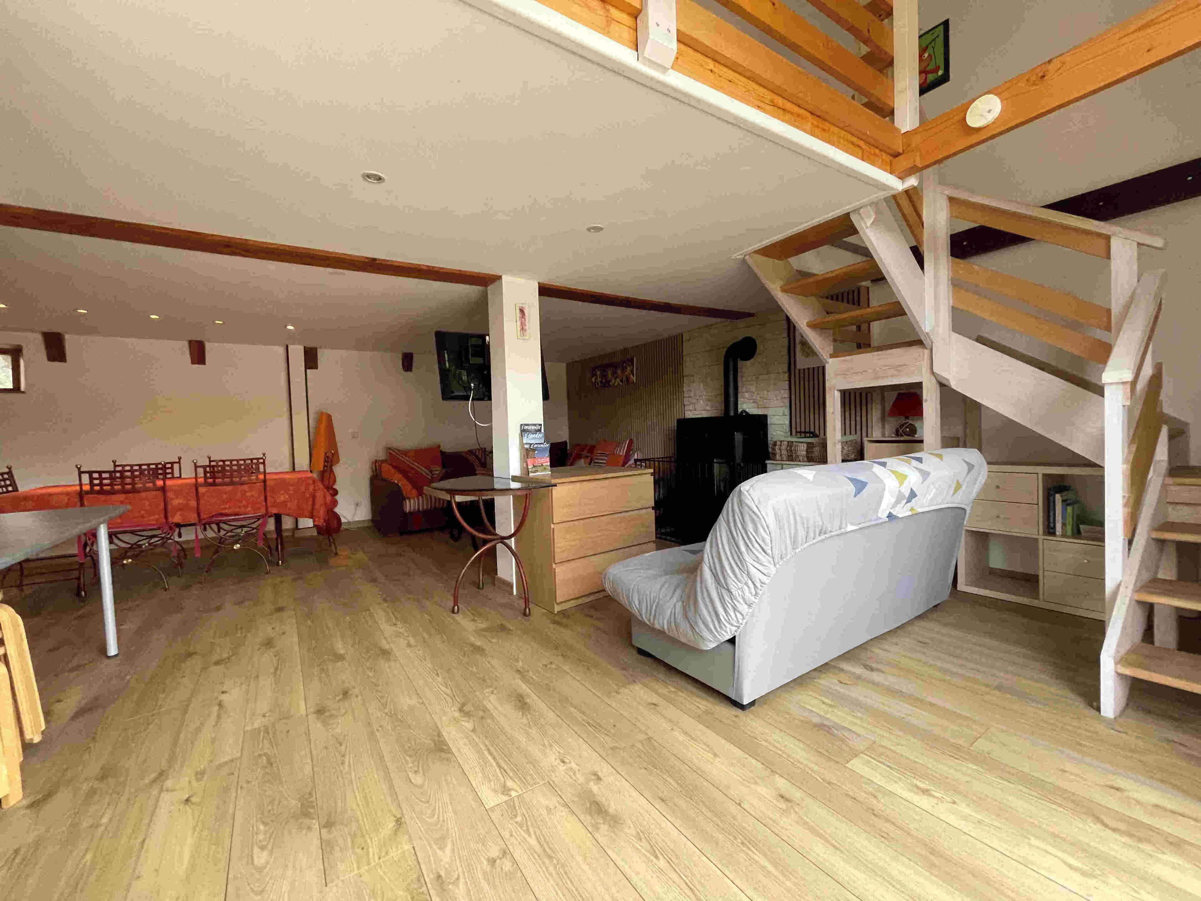 Televisión, tenis de mesa, libros y estéreo 