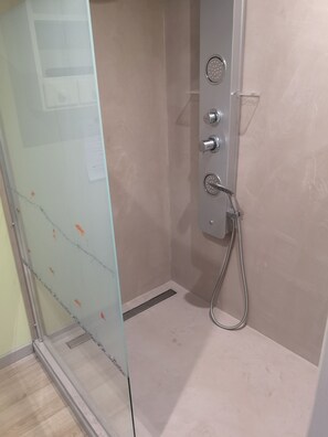 Shower, jetted tub, hair dryer, towels