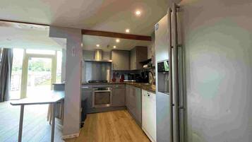 Jääkaappi, mikroaaltouuni, uuni, liesi