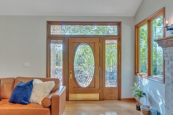 Smart TV, caminetto, tavolo da calcetto, tavolo da ping pong