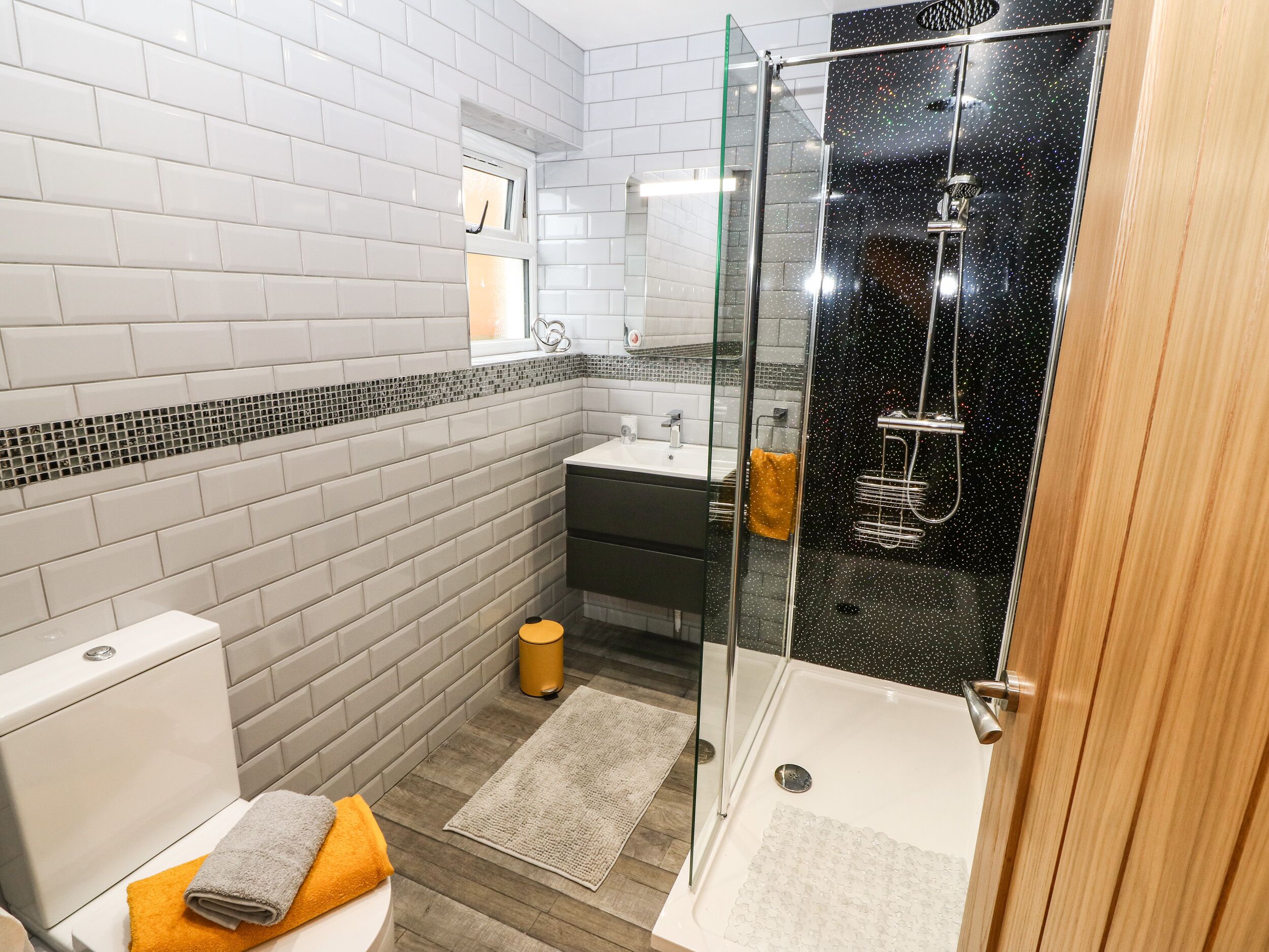 Cottage | Bathroom | Shower, hair dryer