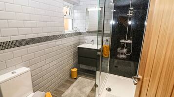 Cottage | Bathroom | Shower, hair dryer