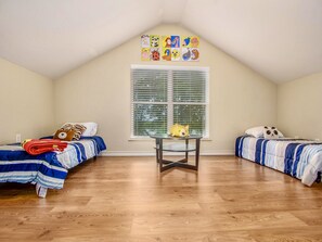 3 Schlafzimmer, Schreibtisch, Bügeleisen/Bügelbrett, Reisekinderbett