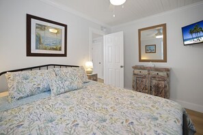 1 bedroom, iron/ironing board, Internet, bed sheets - Gulf Gardens Condo Has A  Cottage Feel, Right Across the Street From The Beach! (Madeira Beach)