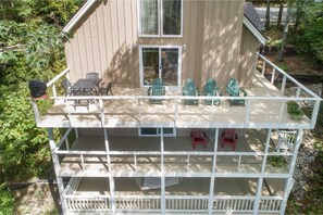 Outdoor dining - New Secluded Mountain Cottage- close to DT, Apple Lake, Hiking, ETC  (Highlands)