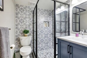 Combined shower/bathtub, hair dryer, towels, soap - Renovated Modern Townhome in the heart of Holladay (Holladay)