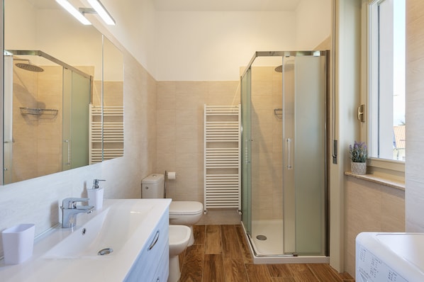Shower, bidet, towels, toilet paper