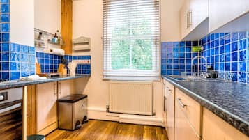 Køleskab, mikrobølgeovn, ovn, kogeplade