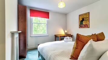 3 bedrooms, desk, iron/ironing board, WiFi