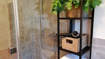 Dusche, Haartrockner, Handtücher, Toilettenpapier