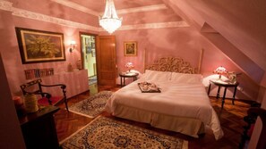 5 bedrooms, desk, iron/ironing board, travel cot