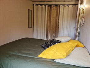 2 quartos, berço de viagem, Wi-Fi de cortesia, roupa de cama