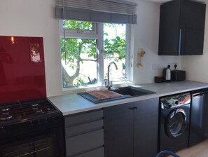 Frigorífico, horno, placa de cocina y cafetera o tetera
