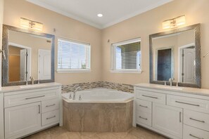 Combined shower/tub, hair dryer, towels
