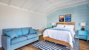 Laptop workspace, iron/ironing board (on request), free WiFi, bed sheets - Surf House (Hampton)