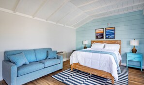 Espacio para trabajar con laptop y tabla de planchar con plancha