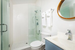 Shower, hair dryer, towels, soap - Surf House (Hampton)