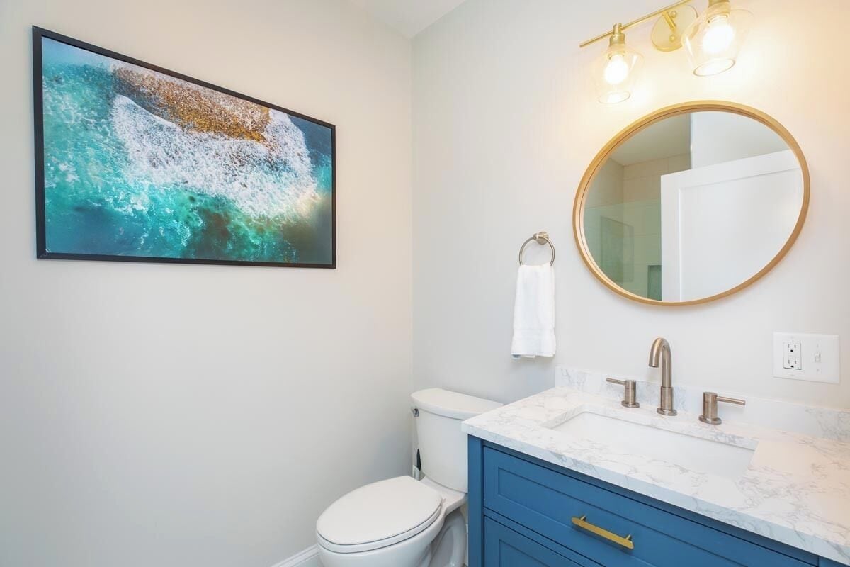 surfhouse suite | bathroom | shower, hair dryer, towels, soap