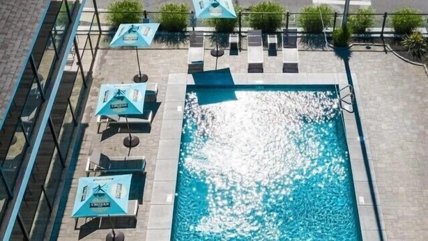 Seasonal outdoor pool - Surf House (Hampton)