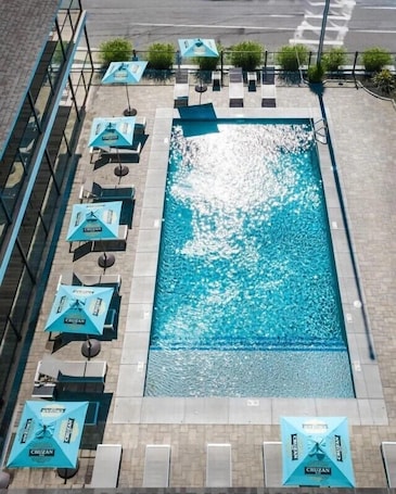 Piscine extérieure (ouverte en saison). Surf House
