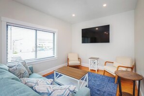 Suite, 2 camere da letto | Area soggiorno | Smart TV 55 pollici con canali via cavo