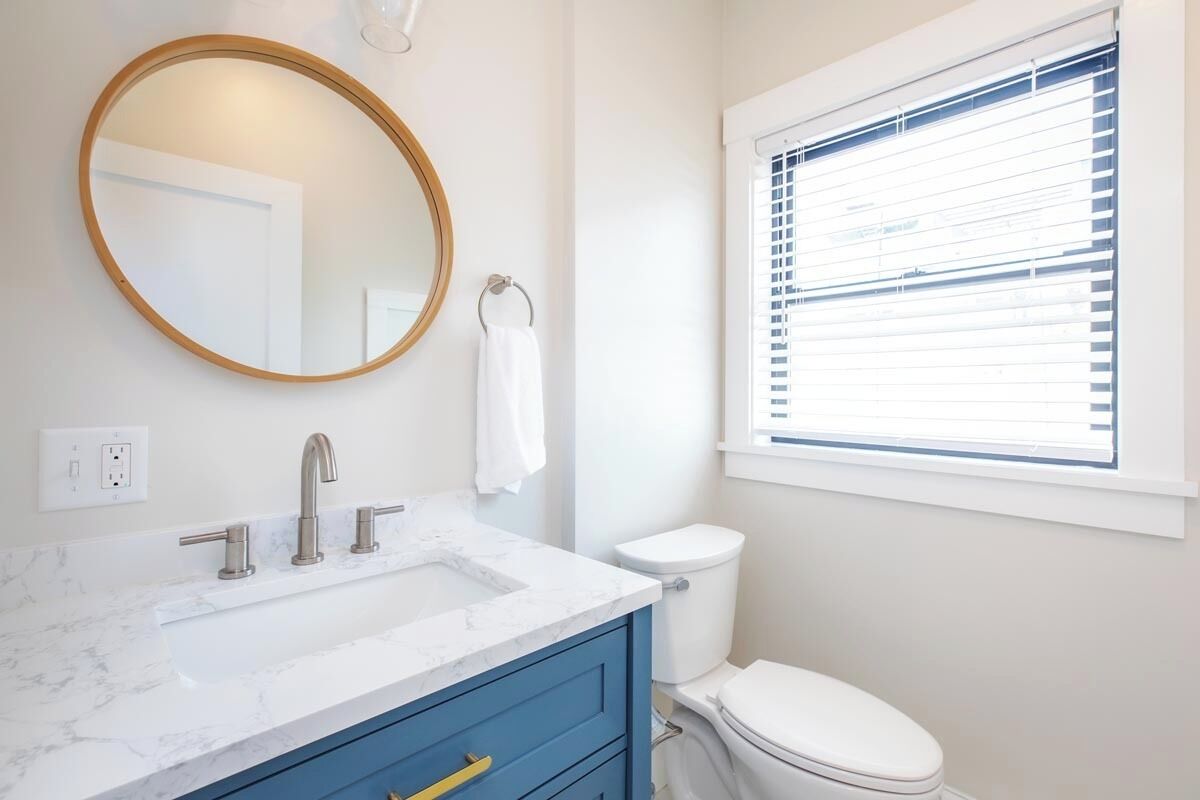 surfhouse suite | bathroom | shower, hair dryer, towels, soap