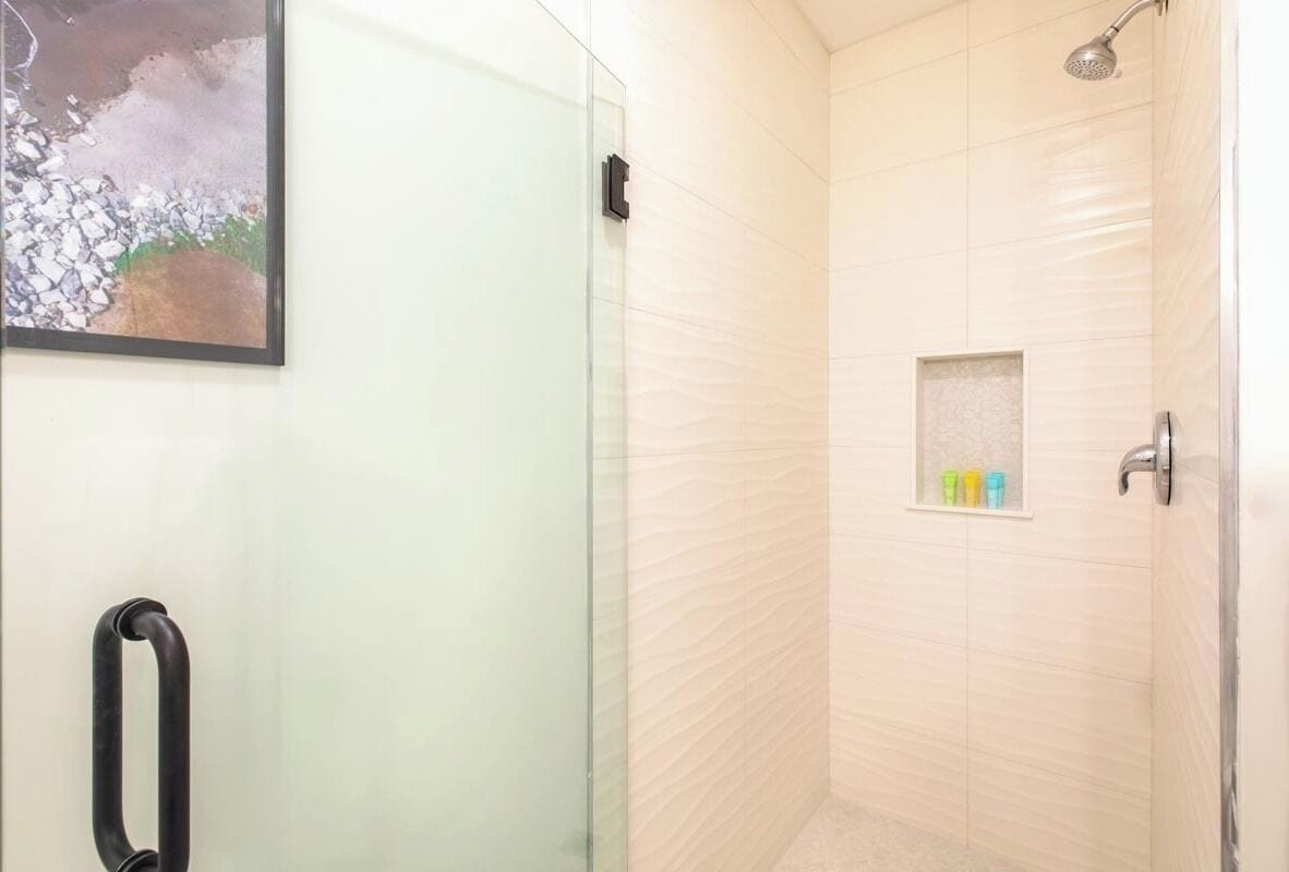 surfhouse suite | bathroom | shower, hair dryer, towels, soap
